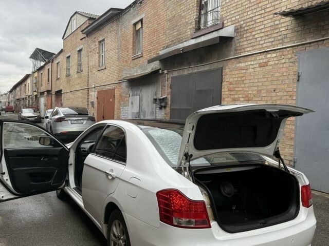 Белый Джили Эмгранд, объемом двигателя 2.4 л и пробегом 250 тыс. км за 4850 $, фото 2 на Automoto.ua