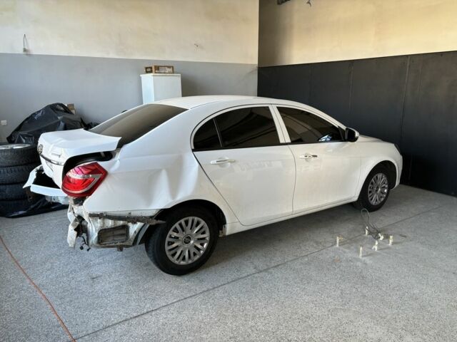 Білий Джилі Емгранд, об'ємом двигуна 1.5 л та пробігом 96 тис. км за 4300 $, фото 2 на Automoto.ua