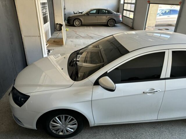 Білий Джилі Емгранд, об'ємом двигуна 1.5 л та пробігом 96 тис. км за 4300 $, фото 1 на Automoto.ua