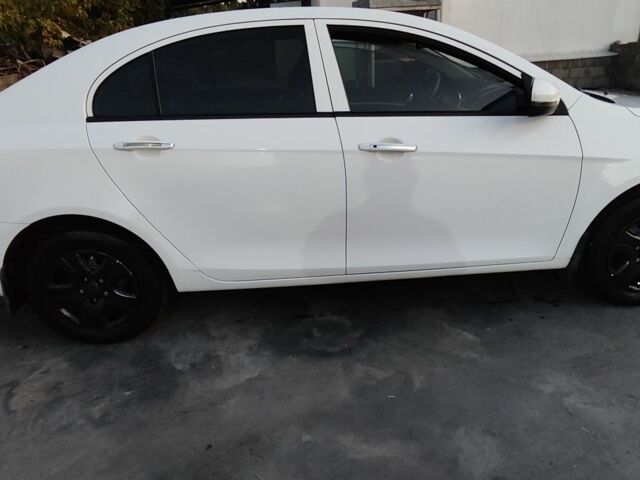 Белый Джили Эмгранд, объемом двигателя 1.5 л и пробегом 60 тыс. км за 8000 $, фото 2 на Automoto.ua