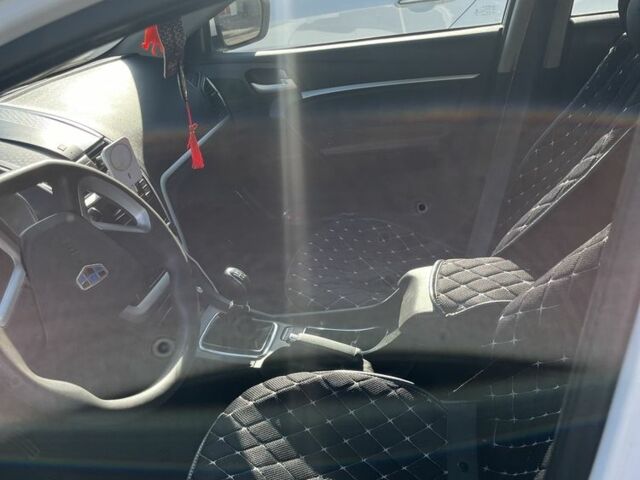 Белый Джили Эмгранд, объемом двигателя 1.5 л и пробегом 110 тыс. км за 5000 $, фото 7 на Automoto.ua