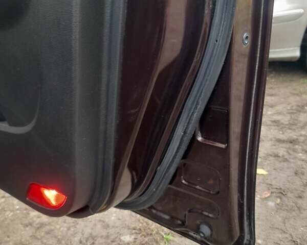 Коричневий Джилі Емгранд, об'ємом двигуна 1.5 л та пробігом 150 тис. км за 2960 $, фото 58 на Automoto.ua