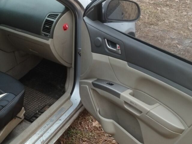 Серый Джили Эмгранд, объемом двигателя 1.8 л и пробегом 229 тыс. км за 3200 $, фото 3 на Automoto.ua