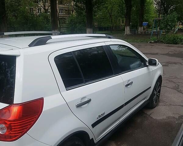 Белый Джили МК Кросс, объемом двигателя 1.5 л и пробегом 56 тыс. км за 4476 $, фото 1 на Automoto.ua