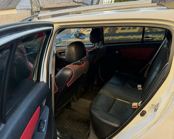 Белый Джили МК Кросс, объемом двигателя 1.5 л и пробегом 190 тыс. км за 2800 $, фото 2 на Automoto.ua