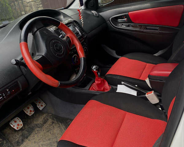 Білий Джилі МК Крос, об'ємом двигуна 1.5 л та пробігом 790 тис. км за 3000 $, фото 5 на Automoto.ua