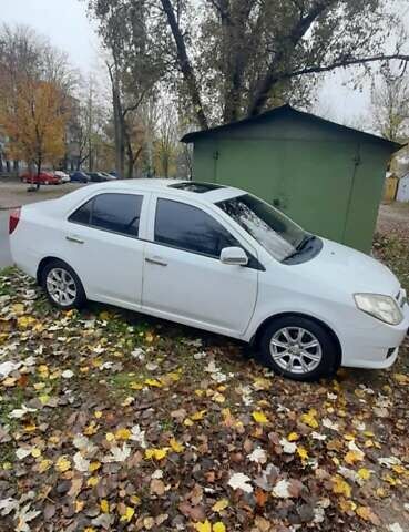 Белый Джили МК, объемом двигателя 1.59 л и пробегом 95 тыс. км за 2600 $, фото 1 на Automoto.ua