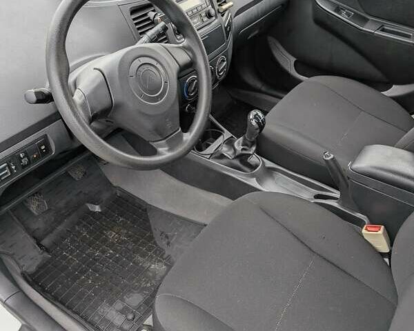 Белый Джили МК, объемом двигателя 1.59 л и пробегом 28 тыс. км за 2000 $, фото 17 на Automoto.ua