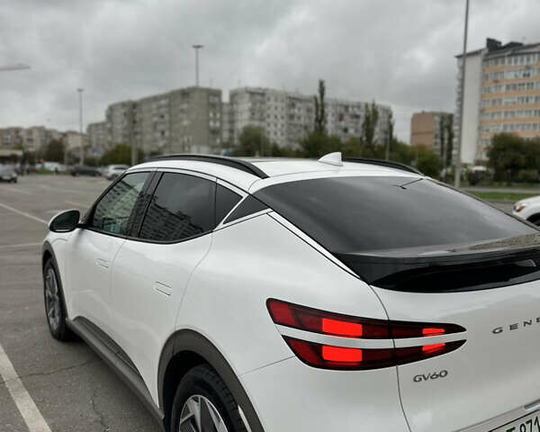 Белый Генезис GV60, объемом двигателя 0 л и пробегом 300 тыс. км за 35000 $, фото 6 на Automoto.ua