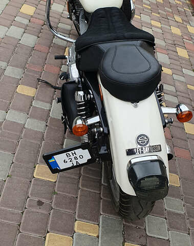 Белый Харлей-Дэвидсон 883L Sportster Low-XL, объемом двигателя 0.88 л и пробегом 36 тыс. км за 8700 $, фото 4 на Automoto.ua
