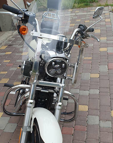 Белый Харлей-Дэвидсон 883L Sportster Low-XL, объемом двигателя 0.88 л и пробегом 36 тыс. км за 8700 $, фото 5 на Automoto.ua