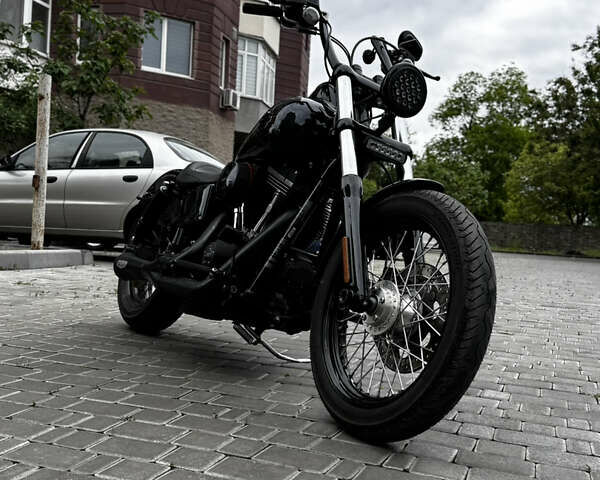 Синий Харлей-Дэвидсон Стрит Боб, объемом двигателя 1.69 л и пробегом 15 тыс. км за 11200 $, фото 6 на Automoto.ua