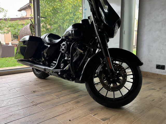 Чорний Харлей-Девідсон Стріт Глідє, об'ємом двигуна 1.8 л та пробігом 3 тис. км за 31000 $, фото 4 на Automoto.ua