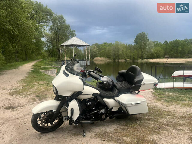 Белый Харлей-Дэвидсон FLHXSE, объемом двигателя 1.8 л и пробегом 42 тыс. км за 17000 $, фото 5 на Automoto.ua