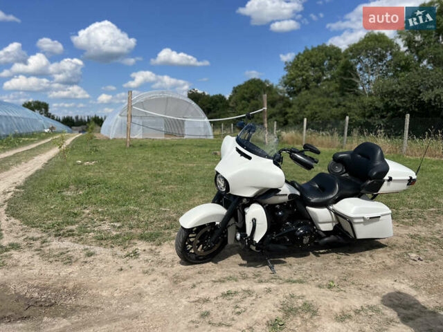 Белый Харлей-Дэвидсон FLHXSE, объемом двигателя 1.8 л и пробегом 42 тыс. км за 17000 $, фото 1 на Automoto.ua