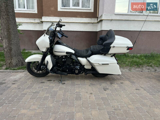 Белый Харлей-Дэвидсон FLHXSE, объемом двигателя 1.8 л и пробегом 42 тыс. км за 17000 $, фото 6 на Automoto.ua