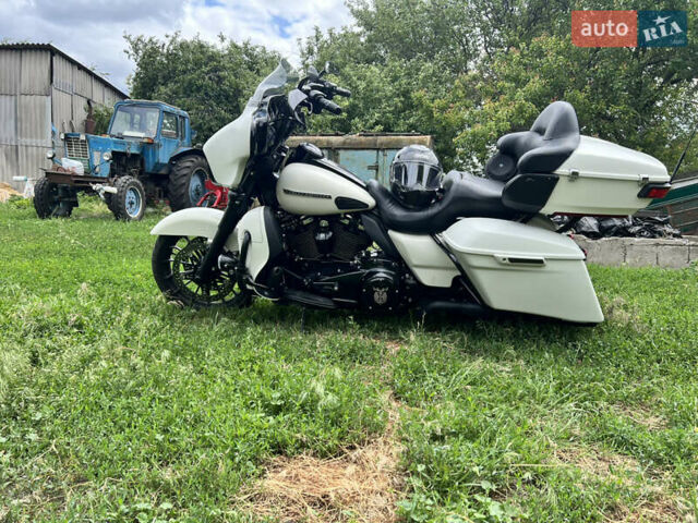 Белый Харлей-Дэвидсон FLHXSE, объемом двигателя 1.8 л и пробегом 42 тыс. км за 17000 $, фото 3 на Automoto.ua