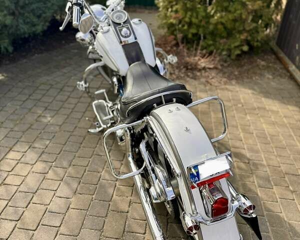 Белый Харлей-Дэвидсон FLSTN Softail Deluxe, объемом двигателя 1.7 л и пробегом 12 тыс. км за 14250 $, фото 9 на Automoto.ua