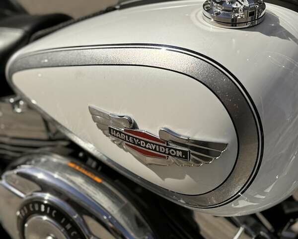 Белый Харлей-Дэвидсон FLSTN Softail Deluxe, объемом двигателя 1.7 л и пробегом 12 тыс. км за 14250 $, фото 4 на Automoto.ua