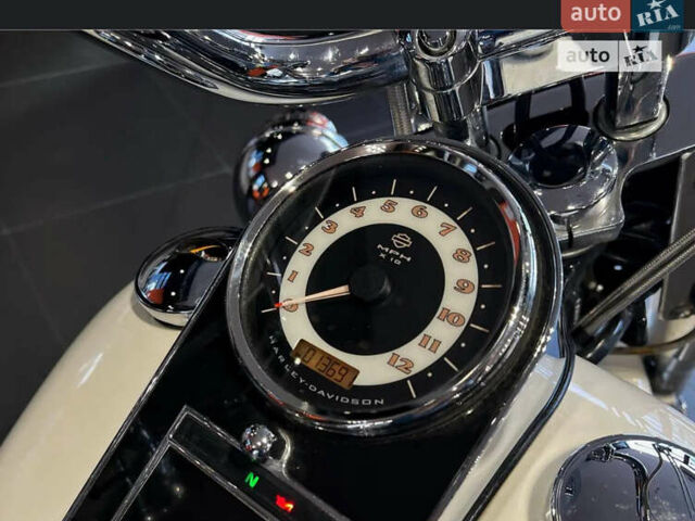 Белый Харлей-Дэвидсон Softail Deluxe, объемом двигателя 1.69 л и пробегом 23 тыс. км за 18000 $, фото 24 на Automoto.ua