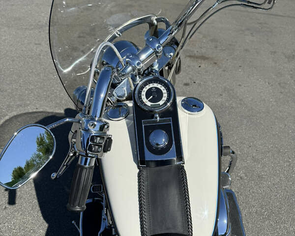 Белый Харлей-Дэвидсон Softail Deluxe, объемом двигателя 1.69 л и пробегом 23 тыс. км за 18000 $, фото 16 на Automoto.ua