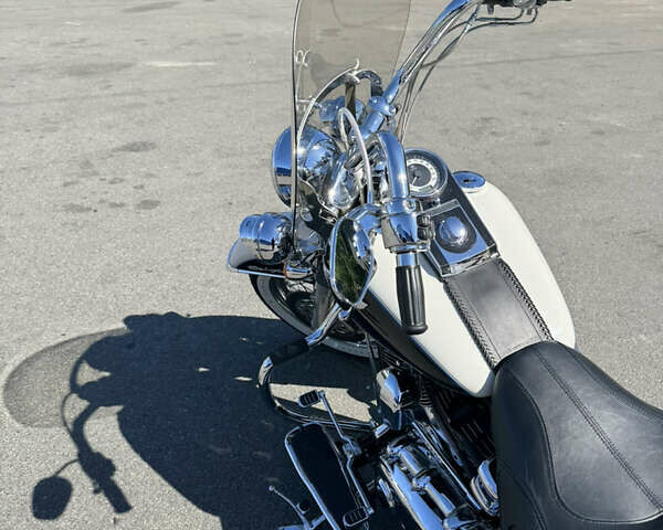 Белый Харлей-Дэвидсон Softail Deluxe, объемом двигателя 1.69 л и пробегом 23 тыс. км за 18000 $, фото 15 на Automoto.ua