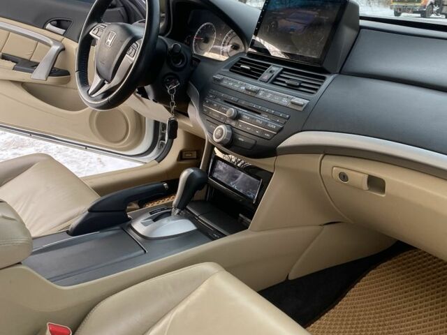 Белый Хонда Аккорд, объемом двигателя 2.4 л и пробегом 171 тыс. км за 9900 $, фото 7 на Automoto.ua