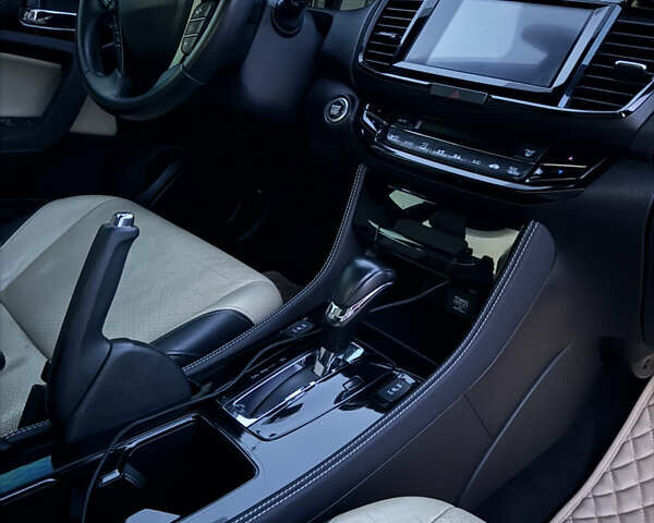 Білий Хонда Аккорд, об'ємом двигуна 3.5 л та пробігом 166 тис. км за 16800 $, фото 9 на Automoto.ua