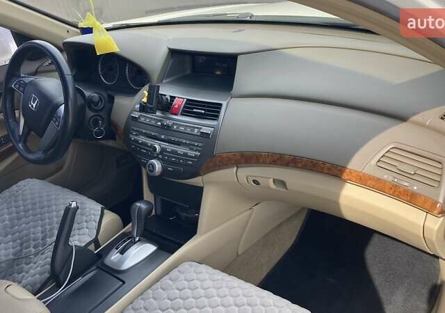 Белый Хонда Аккорд, объемом двигателя 2.35 л и пробегом 124 тыс. км за 9400 $, фото 6 на Automoto.ua