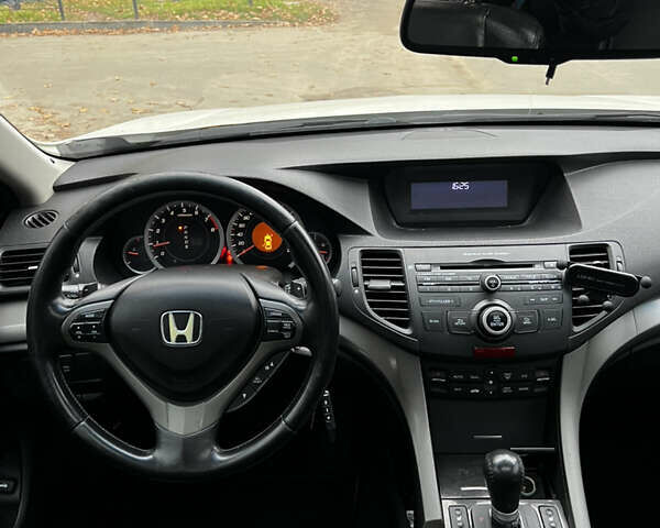 Белый Хонда Аккорд, объемом двигателя 2.35 л и пробегом 226 тыс. км за 9000 $, фото 12 на Automoto.ua