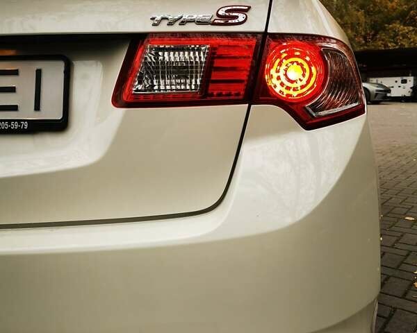 Белый Хонда Аккорд, объемом двигателя 2.35 л и пробегом 118 тыс. км за 12500 $, фото 18 на Automoto.ua