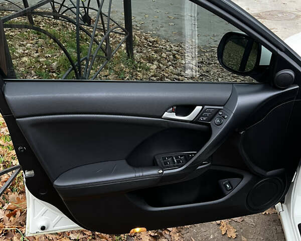 Белый Хонда Аккорд, объемом двигателя 2.35 л и пробегом 226 тыс. км за 9000 $, фото 15 на Automoto.ua