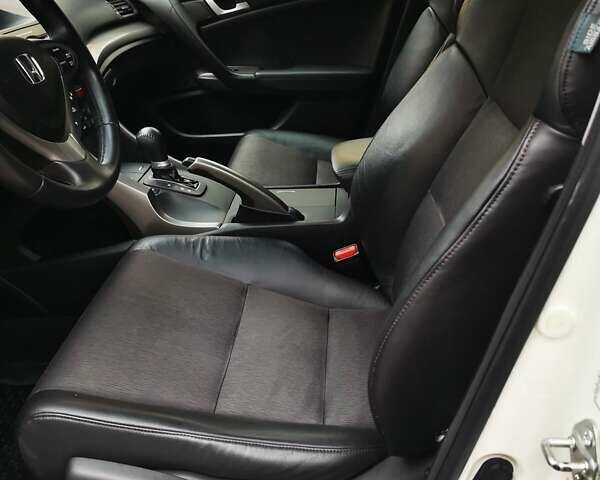 Белый Хонда Аккорд, объемом двигателя 2.35 л и пробегом 118 тыс. км за 12500 $, фото 20 на Automoto.ua