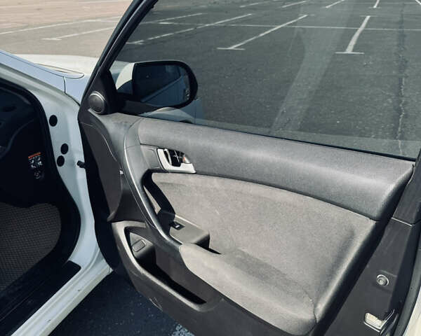 Белый Хонда Аккорд, объемом двигателя 2.2 л и пробегом 291 тыс. км за 8800 $, фото 28 на Automoto.ua