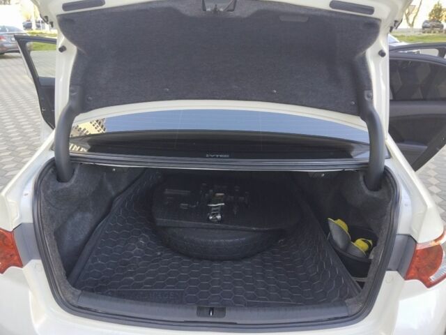 Белый Хонда Аккорд, объемом двигателя 2.4 л и пробегом 210 тыс. км за 9500 $, фото 5 на Automoto.ua