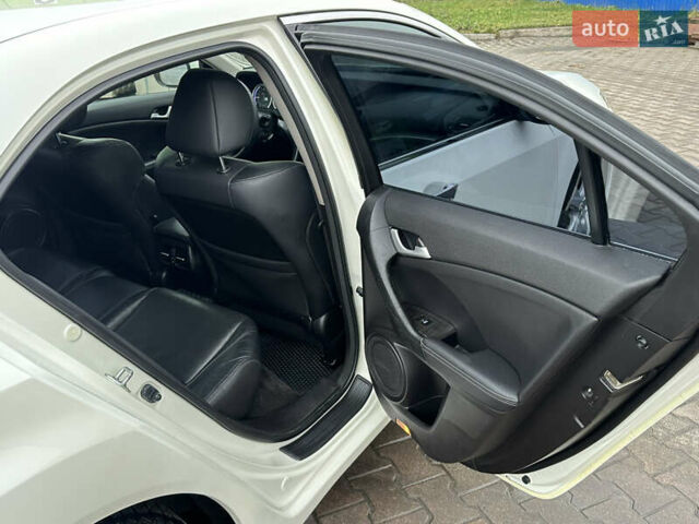 Белый Хонда Аккорд, объемом двигателя 2.4 л и пробегом 227 тыс. км за 9999 $, фото 47 на Automoto.ua