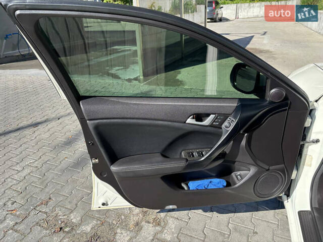 Белый Хонда Аккорд, объемом двигателя 2.35 л и пробегом 170 тыс. км за 13000 $, фото 16 на Automoto.ua