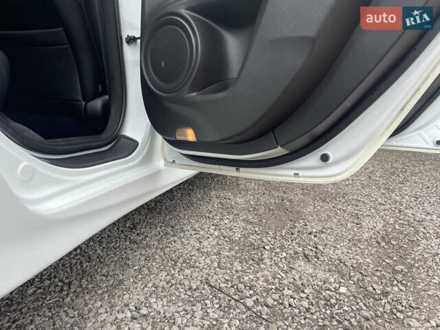 Белый Хонда Аккорд, объемом двигателя 2.35 л и пробегом 240 тыс. км за 13000 $, фото 7 на Automoto.ua