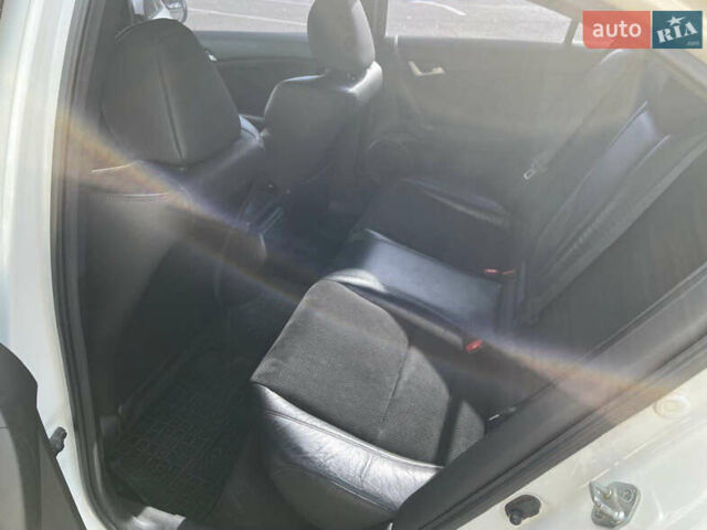 Белый Хонда Аккорд, объемом двигателя 2.4 л и пробегом 230 тыс. км за 10888 $, фото 4 на Automoto.ua