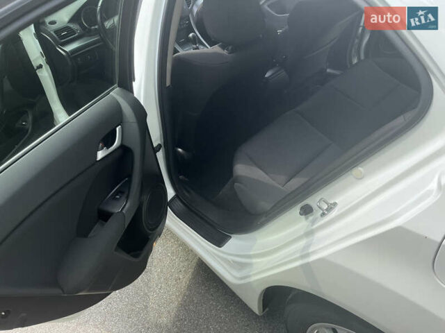Белый Хонда Аккорд, объемом двигателя 2 л и пробегом 116 тыс. км за 13100 $, фото 5 на Automoto.ua