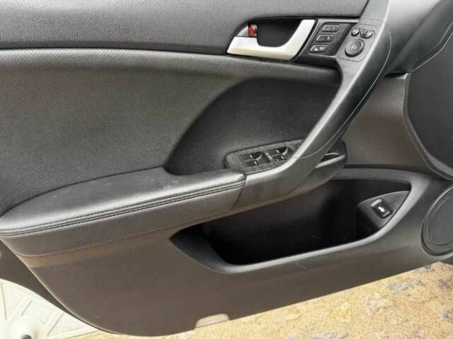 Белый Хонда Аккорд, объемом двигателя 0 л и пробегом 169 тыс. км за 5000 $, фото 4 на Automoto.ua