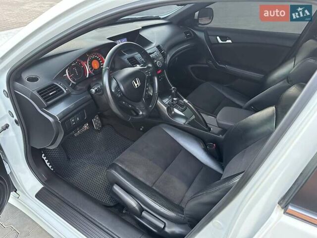 Белый Хонда Аккорд, объемом двигателя 2.4 л и пробегом 180 тыс. км за 12500 $, фото 27 на Automoto.ua