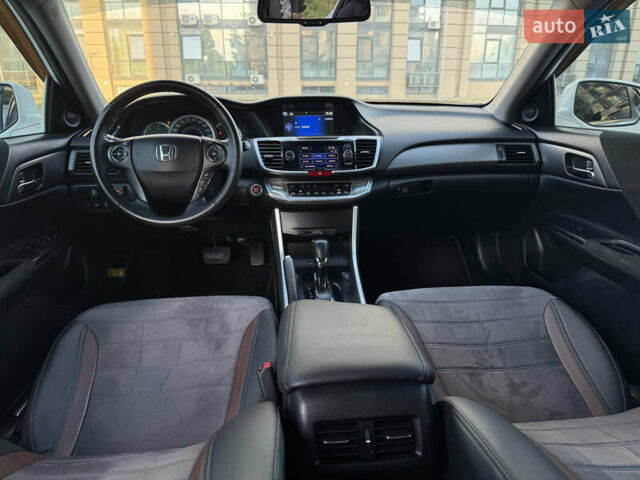 Белый Хонда Аккорд, объемом двигателя 2.4 л и пробегом 170 тыс. км за 13300 $, фото 13 на Automoto.ua