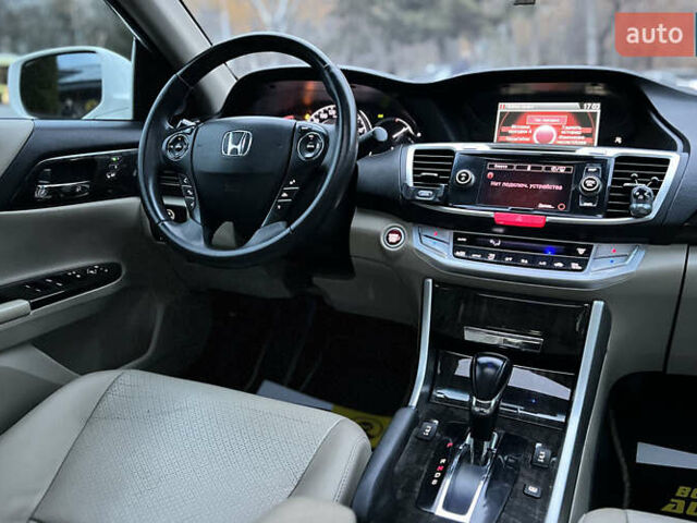 Белый Хонда Аккорд, объемом двигателя 3.47 л и пробегом 140 тыс. км за 12999 $, фото 14 на Automoto.ua