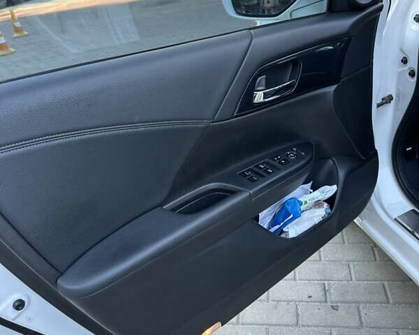 Белый Хонда Аккорд, объемом двигателя 2.4 л и пробегом 175 тыс. км за 13500 $, фото 17 на Automoto.ua