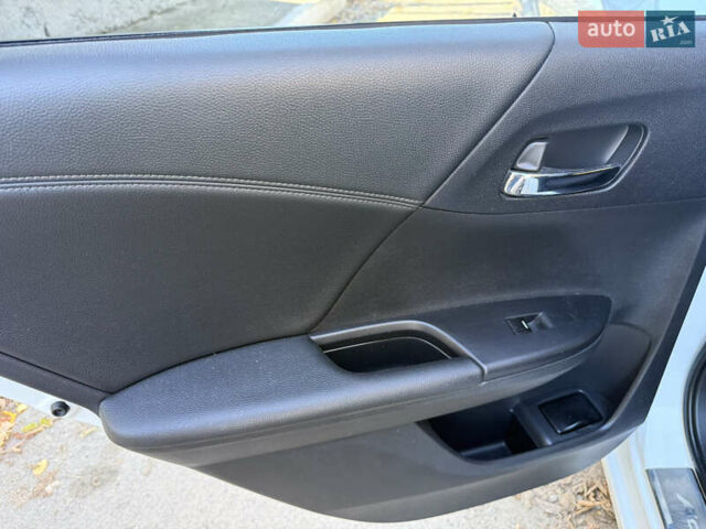 Білий Хонда Аккорд, об'ємом двигуна 2.4 л та пробігом 172 тис. км за 12999 $, фото 31 на Automoto.ua