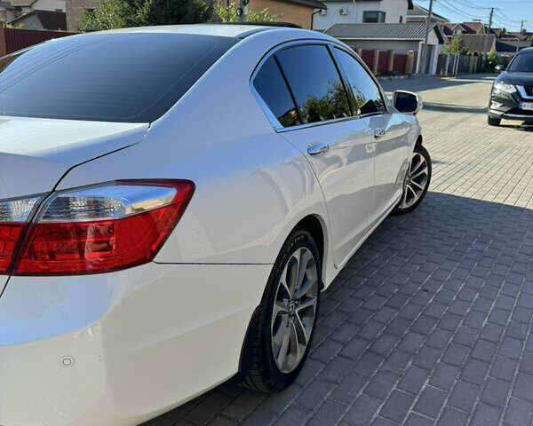 Белый Хонда Аккорд, объемом двигателя 3.47 л и пробегом 238 тыс. км за 14700 $, фото 5 на Automoto.ua