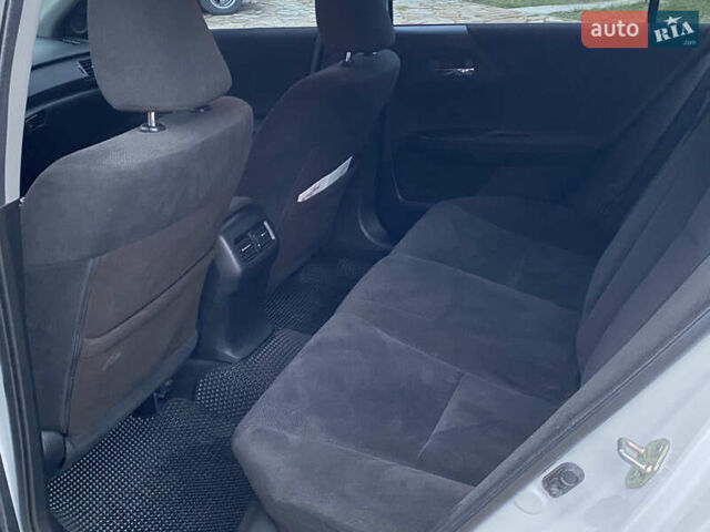 Белый Хонда Аккорд, объемом двигателя 2.36 л и пробегом 210 тыс. км за 13500 $, фото 16 на Automoto.ua