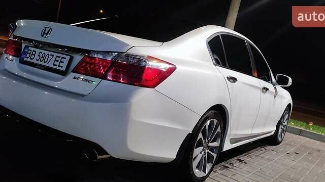 Белый Хонда Аккорд, объемом двигателя 2.36 л и пробегом 88 тыс. км за 16000 $, фото 6 на Automoto.ua