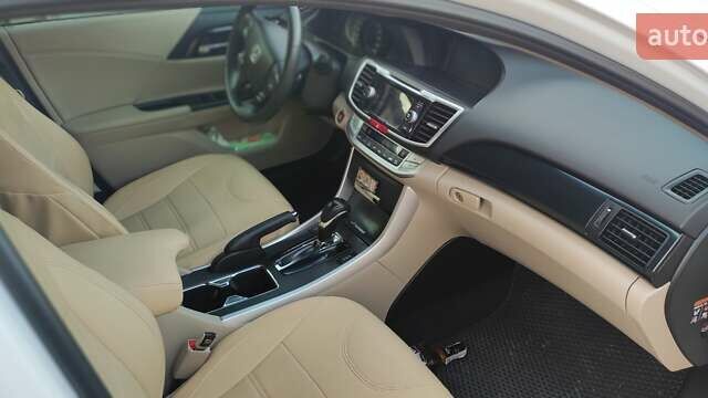 Белый Хонда Аккорд, объемом двигателя 2.36 л и пробегом 88 тыс. км за 16000 $, фото 13 на Automoto.ua